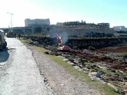 La nouvelle portion du Mur de l’Apartheid engloutit Hébron