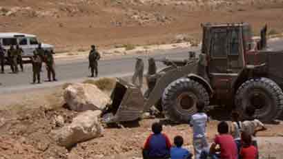 Les Forces d’Occupation Israélienne construisent un monticule de terre “par erreur”