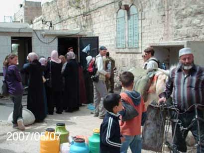 Pendant 2 heures, des professeurs palestiniens ont été détenus au checkpoint à Tel-Rumeida