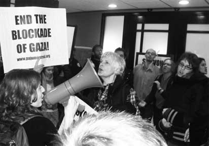 Les militants de Montréal remettent un avis d’expulsion au Consulat israélien