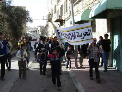 Manifestation pour la Liberté à Tel-Rumeida alors que les FOI envahissent le centre d'Hebron pour le troisième jour consécutif
