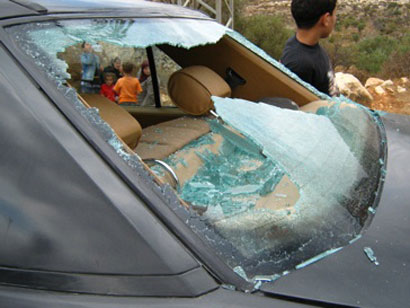 Des colons détruisent une voiture familiale palestinienne alors que les soldats refusent d'intervenir pendant la récolte des olives à Azmut