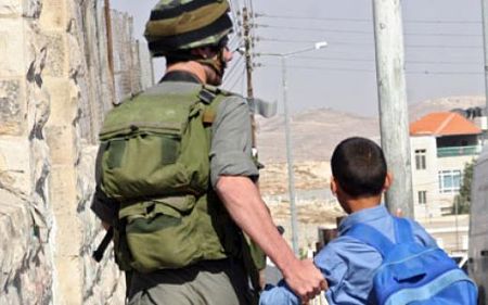 Les violations des droits des mineurs palestiniens arrêtés par Israël pour suspicion de jets de pierres ne sont pas un problème mineur