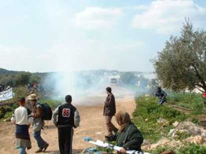 L’armée israëlienne attaque une manifestation pacifique.