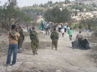 Les agriculteurs palestiniens et les activistes internationaux virés des terres à Kufr Qeddum alors qu’ils tentaient de récolter des olives