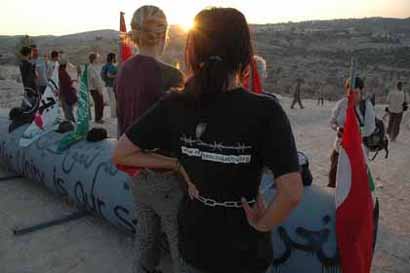 Bil'in : Les protestataires ont bloqué la route de la Barrière d'Annexion