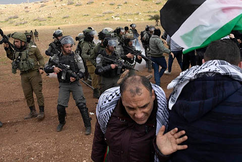 Des centaines de Palestiniens forcent un checkpoint pour protester contre le plan Trump