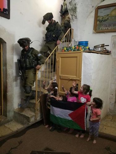 Des soldats israéliens occupent la maison d’une famille palestinienne pendant Pessah, la Pâque juive