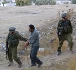 Les soldats arrêtent un Palestinien qui marchait sur sa propre terre