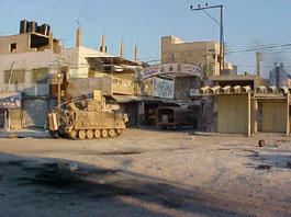Des bulldozers de l'armée d'Occupation Israélienne dans Balata