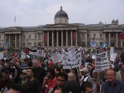 Echos des manifestations contre l'occupation à Jakarta, Londres, Madrid, Tel Aviv, Washington