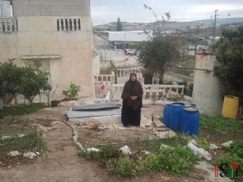 Une veuve palestinienne de 63 ans vit dans une maison isolée juste en face d'un checkpoint près de Tulkarem