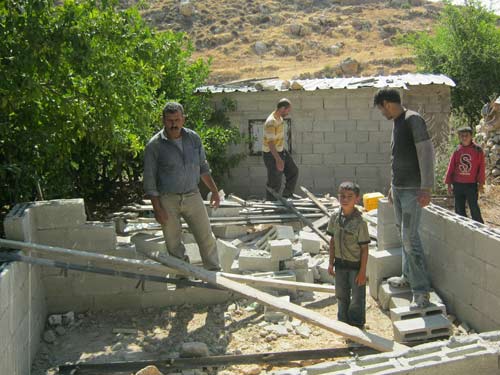 Des colons démolissent un bâtiment d'énergie solaire à Ad-Dawa, au sud de Naplouse