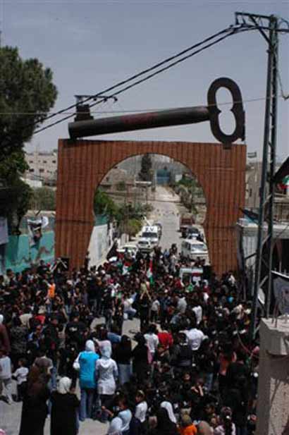 Les Palestiniens commémorent le 60ème anniversaire de la Nakba. L'armée tire des balles caoutchouc-acier et des gaz lacrymogènes sur une centaine de jeunes manifestants à Qalandia.