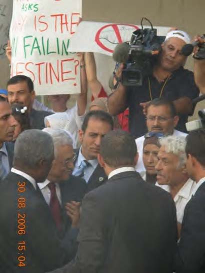 Des pacifistes palestiniens, internationaux et israéliens perturbent la visite de Kofi Annan
