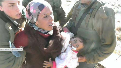 L'armée de l'occupant israélien arrête une mère palestinienne et son bébé de 18 mois lors d'une manifestation au sud d'Al-Khalil/Hébron (vidéo)
