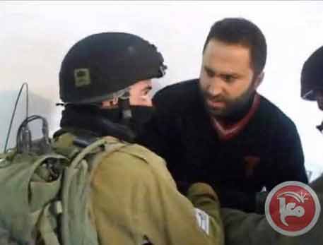 L'armée israélienne arrête Issa Amro après avoir saccagé les locaux du centre communautaire 'Sumud & Tahaddi' à Hébron (vidéo)