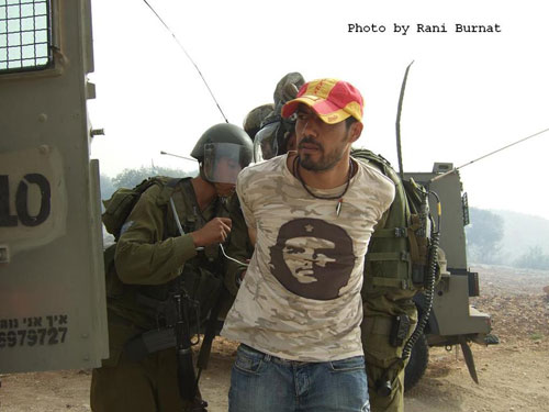 Protestation à Bil'in le 21-10-2011 - Des oliviers incendiés par les forces de l'occupation sioniste, Ashraf Abu Rahmah arrêté, Bil'in envahi (vidéo)