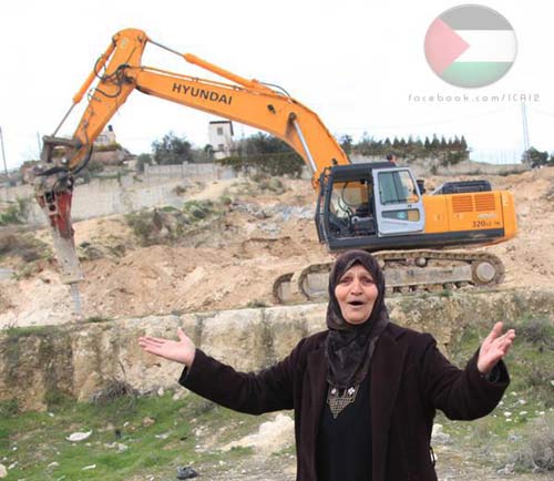 Des bulldozers israéliens défoncent une terre à Atur