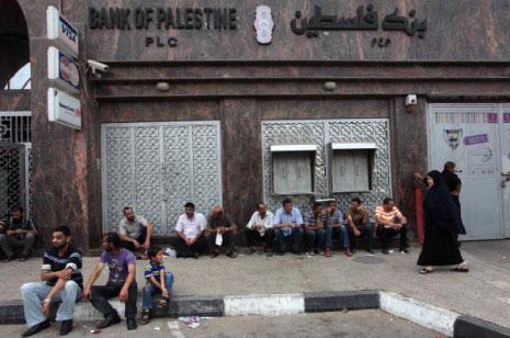 La 'discrimination' du gouvernement palestinien d'unité provoque des échauffourées dans les banques de Gaza