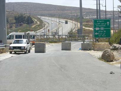 Atira : La fermeture de la routes empêche les Palestiniens de quitter leur village