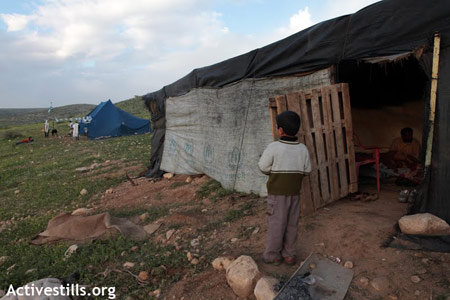 Des colons installent une tente pour expulser une famille de bédouins palestiniens dans la Vallée du Jourdain