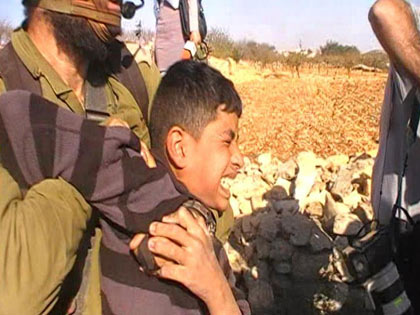 Un jeune palestinien et cinq activistes de la solidarité arrêtés à Beit Ommar (vidéo)