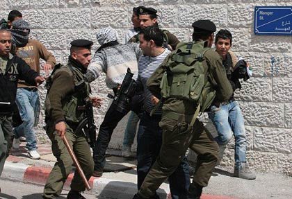 Les milices de l’ex-président Abbas et les soldats de l’occupation sioniste répriment violemment, ensemble, une manifestation pacifique à Bethléem