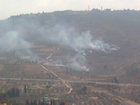 Les colons d'Yitzhar profitent d'un mariage à Burin pour incendier des oliviers, sous les yeux de l'armée