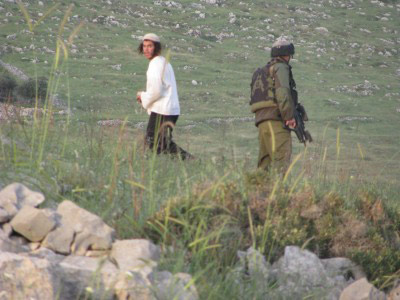 Des colons attaquent les villageois à Burin