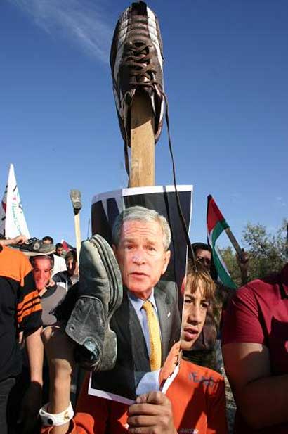 A Bilin, les manifestants jettent des chaussures sur les soldats israéliens