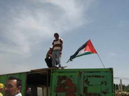 Des militants palestiniens, internationaux et israéliens prennent un checkpoint illégal israélien à Ramallah