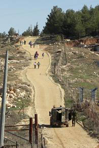 Les colons extrémistes attaquent les enfants et les militants internationaux sur la route de l'école dans les collines d'Hébron (ou quand aller à l'école primaire tient de l'héroïsme)