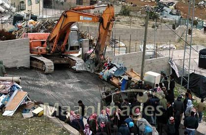 Les troupes ont commencé à chasser les membres de la famille de l’auteur de la première « attaque au bulldozer » en préparation de la démolition de leur maison
