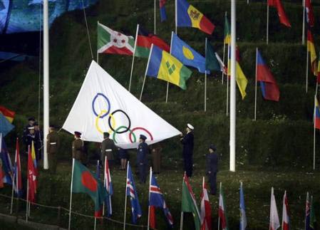 Le drapeau olympique aux mains des militaires