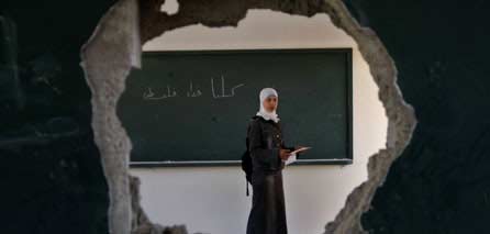 Une école palestinienne bombardée par les chars israéliens à l'est de Khan Younis
