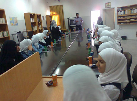 Le club francophone du Collège Ramla, Gaza, en visite au département de français de l`université Al-Aqsa