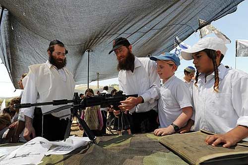 Comment les colons sionistes familiarisent leurs enfants au maniement des armes dans les bases militaires israéliennes de Cisjordanie