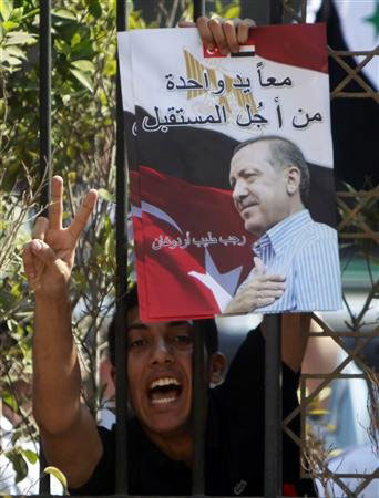 La foule égyptienne accueille le Turc Erdogan en héros au Caire