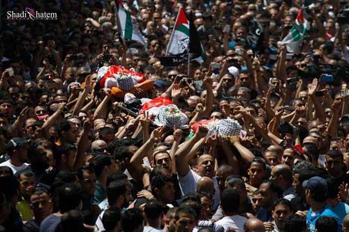 Des milliers de Palestiniens participent aux funérailles à Qalandia