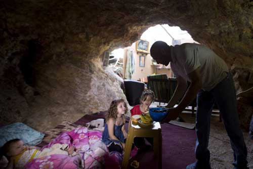Jérusalem occupée : une famille palestinienne se réfugie dans une grotte