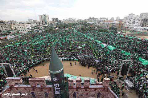 Meshaal à Gaza pour le 25ème anniversaire du Hamas : 'La Palestine est à nous, de la rivière à la mer, et du sud au nord' (vidéo)