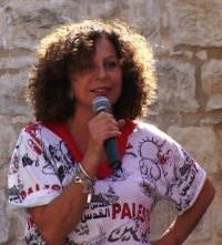 La police de l’occupation israélienne attaque et arrête Huda Al-Imam, présidente  du Centre d’Etudes Palestiniennes de Jérusalem (vidéo)