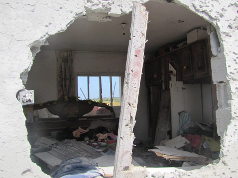 Bombardement israélien sur une maison à Johr al-Dik, à l'est de Gaza-ville : deux enfants, une femme et un homme blessés