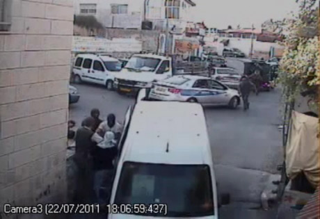 Des soldats de l'occupation israélienne filmés en train de kidnapper un jeune palestinien (vidéo)