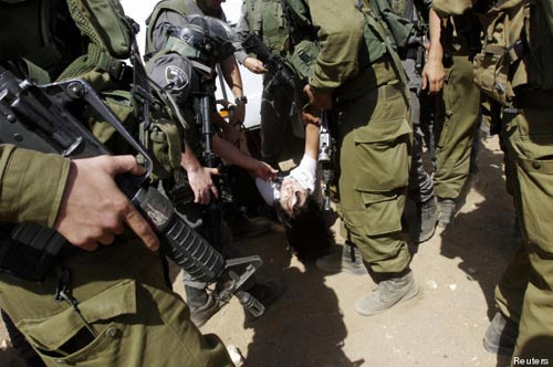Des soldats israéliens brutalisent une diplomate de l'UE et confisquent l'aide humanitaire destinée à des Palestiniens