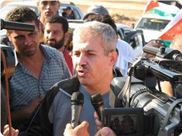Des milliers de Palestiniens accueillent le captif libéré Mohamed Mansour après 25 ans de prison