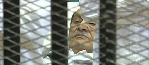 Moubarak derrière les barreaux