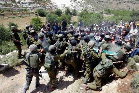 Jamal Juma’: L'Autorité palestinienne est en train de 'tuer la résistance populaire'
