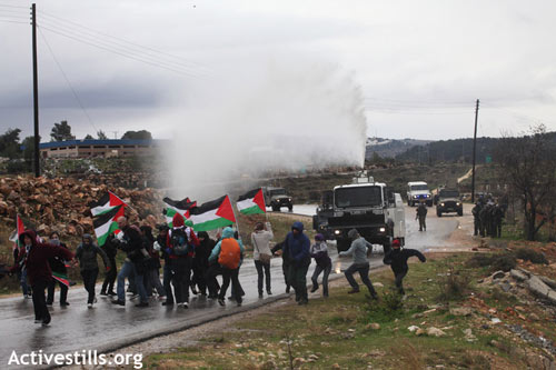 Chantons sous la pluie ! Manifestation à Nabi Saleh le 13 janvier 2012